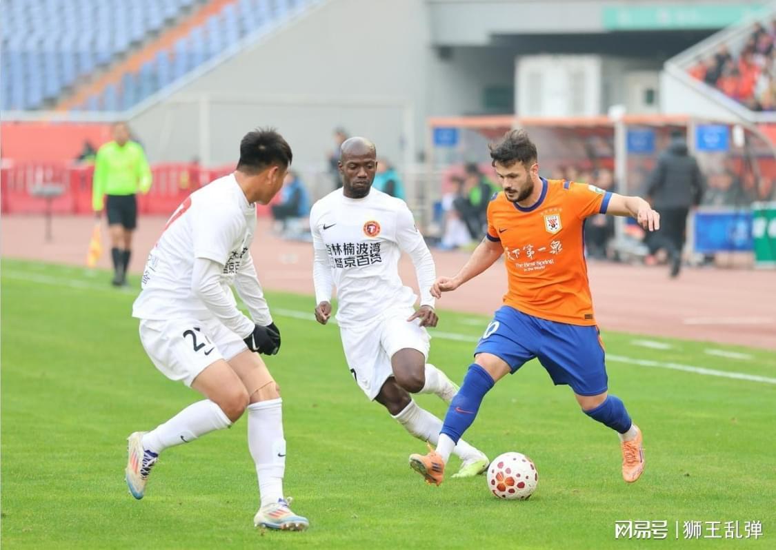 星空体育APP-两战0球1助，先别急着黑！瓦科才是泰山最被低估的定海神针