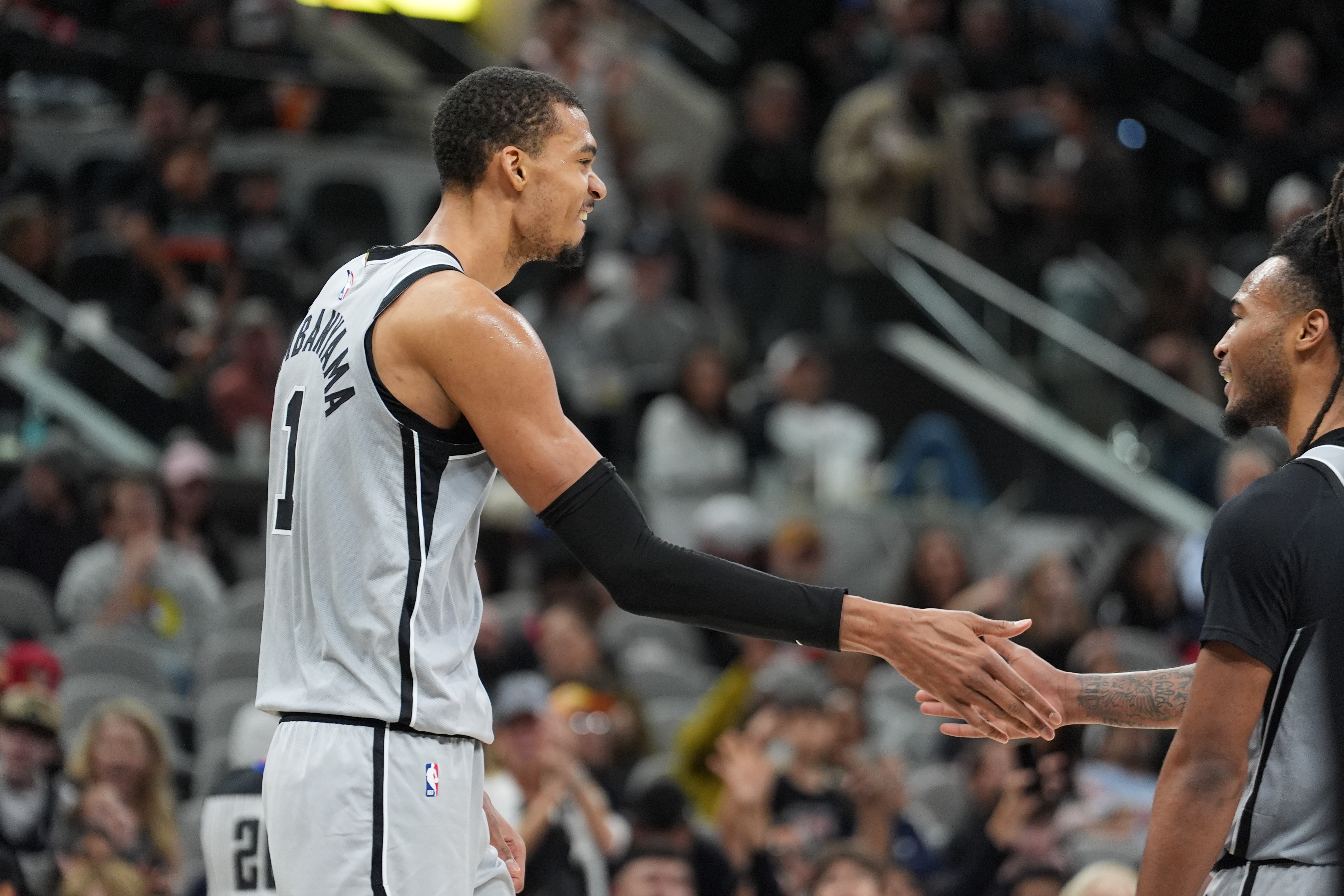 星空体育官网-米奇：文班移动&amp;防守站位都很好 他看起来状态很不错